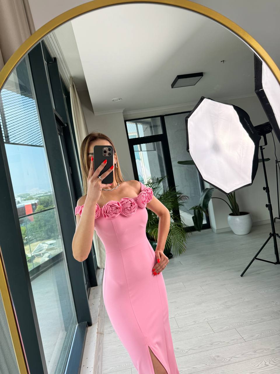 Barbie%20Pembe%20Gül%20Broş%20Yaka%20Detaylı%20Atlas%20Kumaş%20Kalem%20Elbise